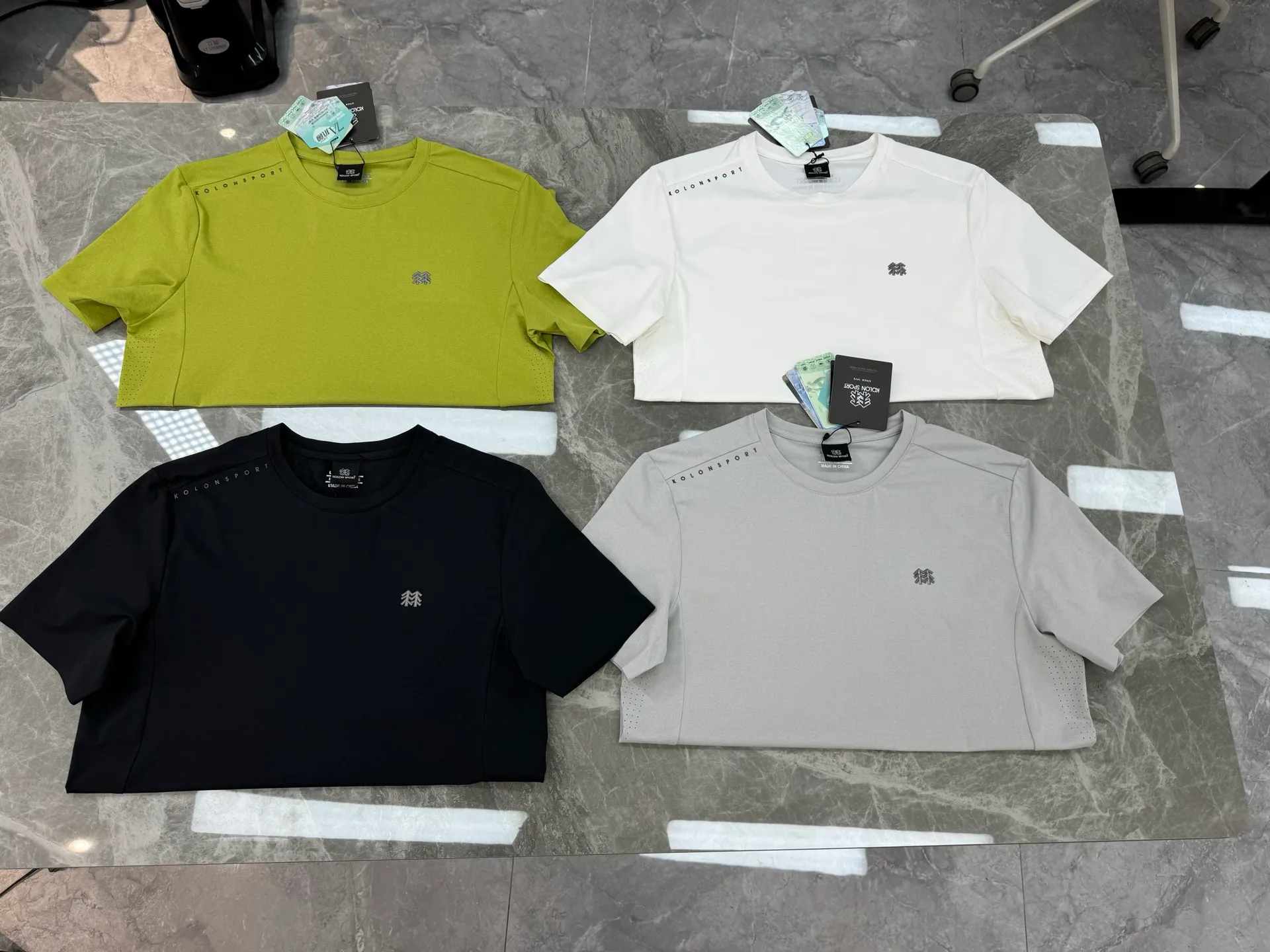 190 ⚜️Buy it if you know the goods! Kolon Sport Kolon Outdoor New Arrival T-shirt. Original product recommendation ❤️ Can be matched as a set. Regular fit outdoor T-shirt. Three-dimensional cutting design. Sports style rhythmic line matching. Comfortable and decent! Original professional outdoor high-tech polyester fabric! Multiple outdoor features. Touch and texture. Breathable holes on both sides. Complete three-dimensional cutting! The fabric is stiff and ribbed. Comfortable and stretchy. Skin-friendly, breathable, cool and comfortable. The three-dimensional upper body is super beautiful, a unique design. All three standards are included. Color: Black.Light Gray.White.Green.Sizes: M-3XL (4xl can be customized) 175/140 pounds recommended L